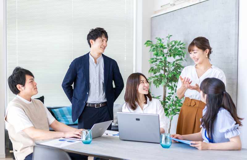 みんなで話をしている様子